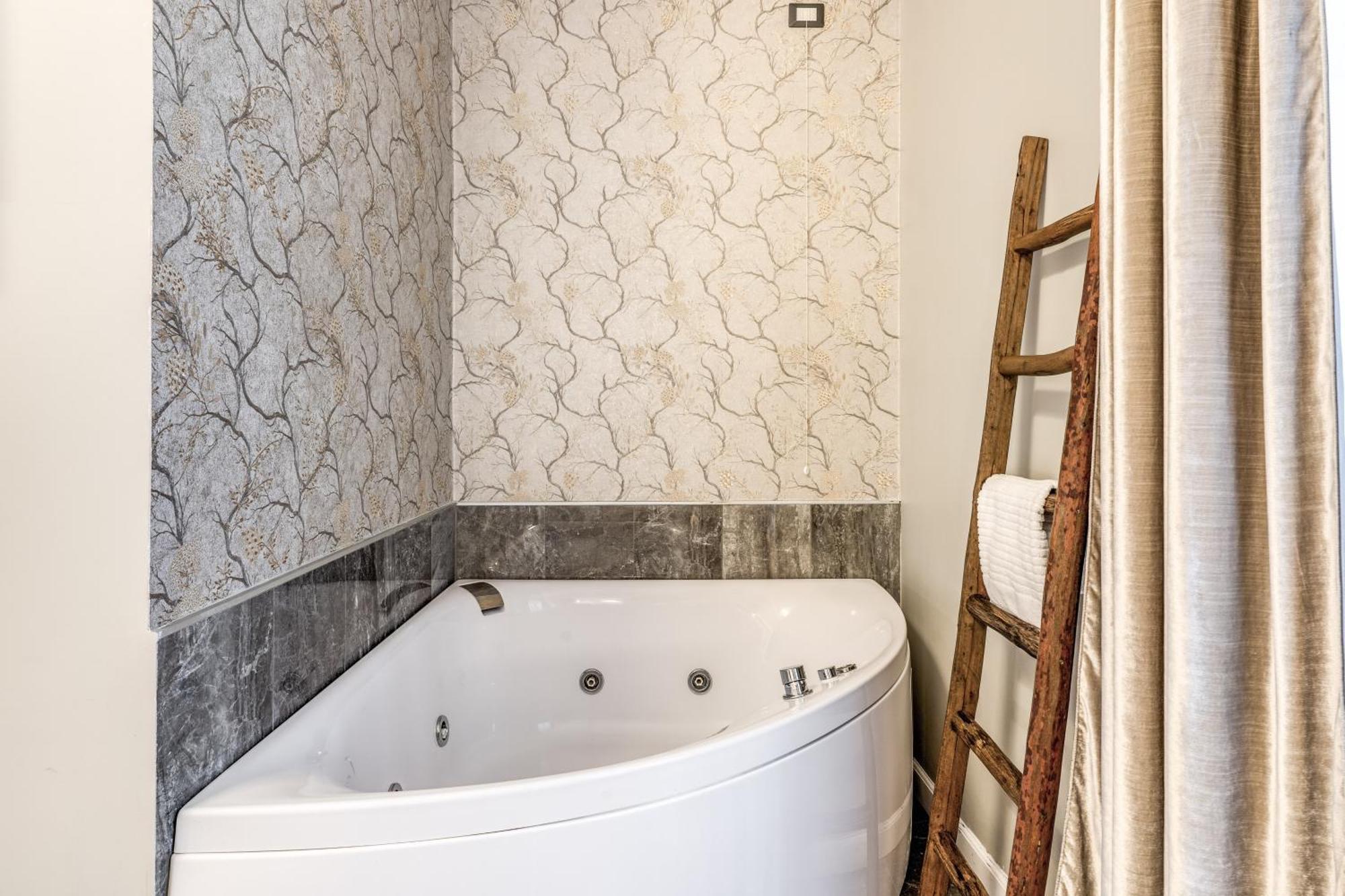 Deluxe Double or Twin Room Spa Bath