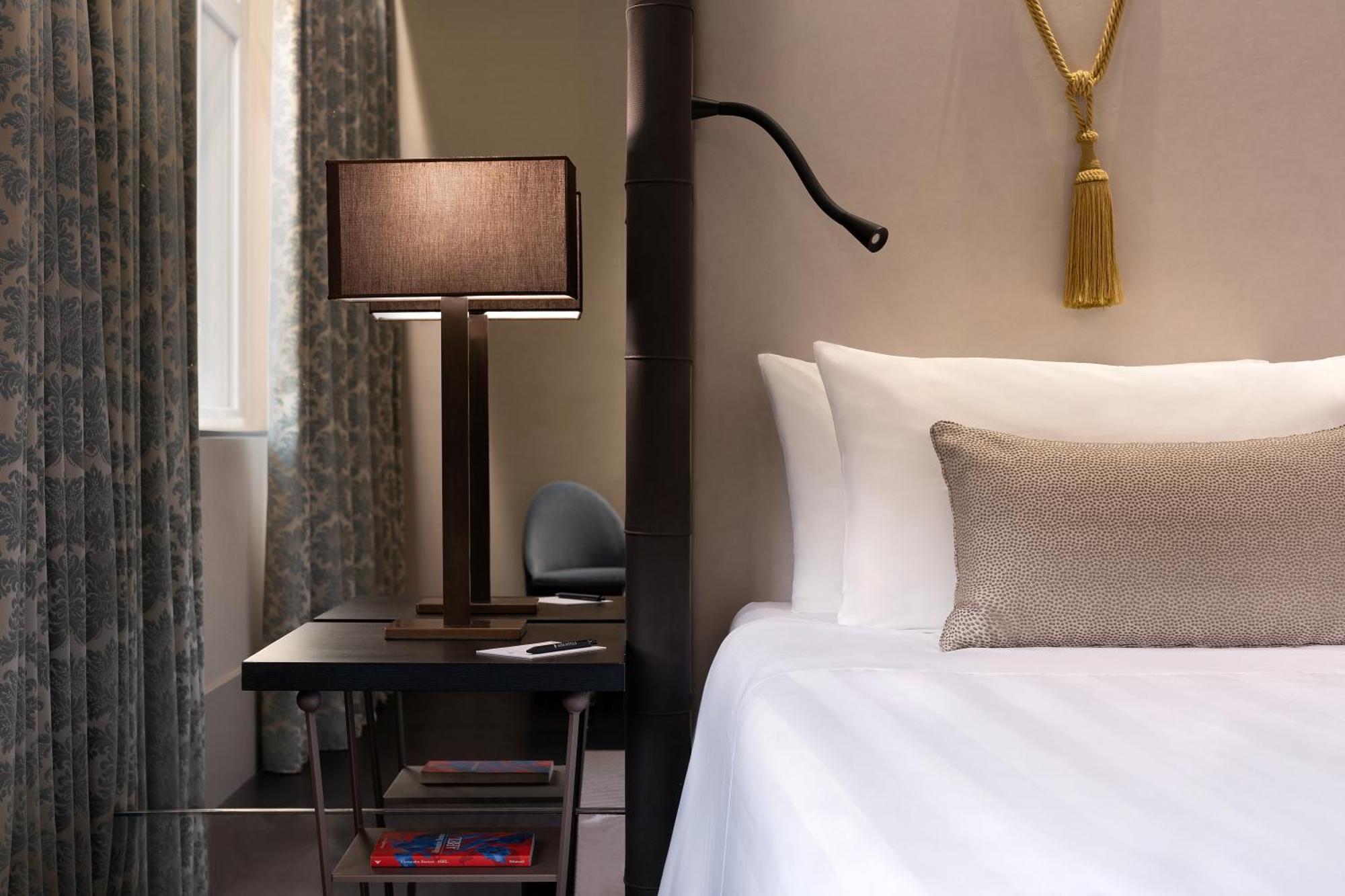 Signature Superior King Room with Terrace and Urban View