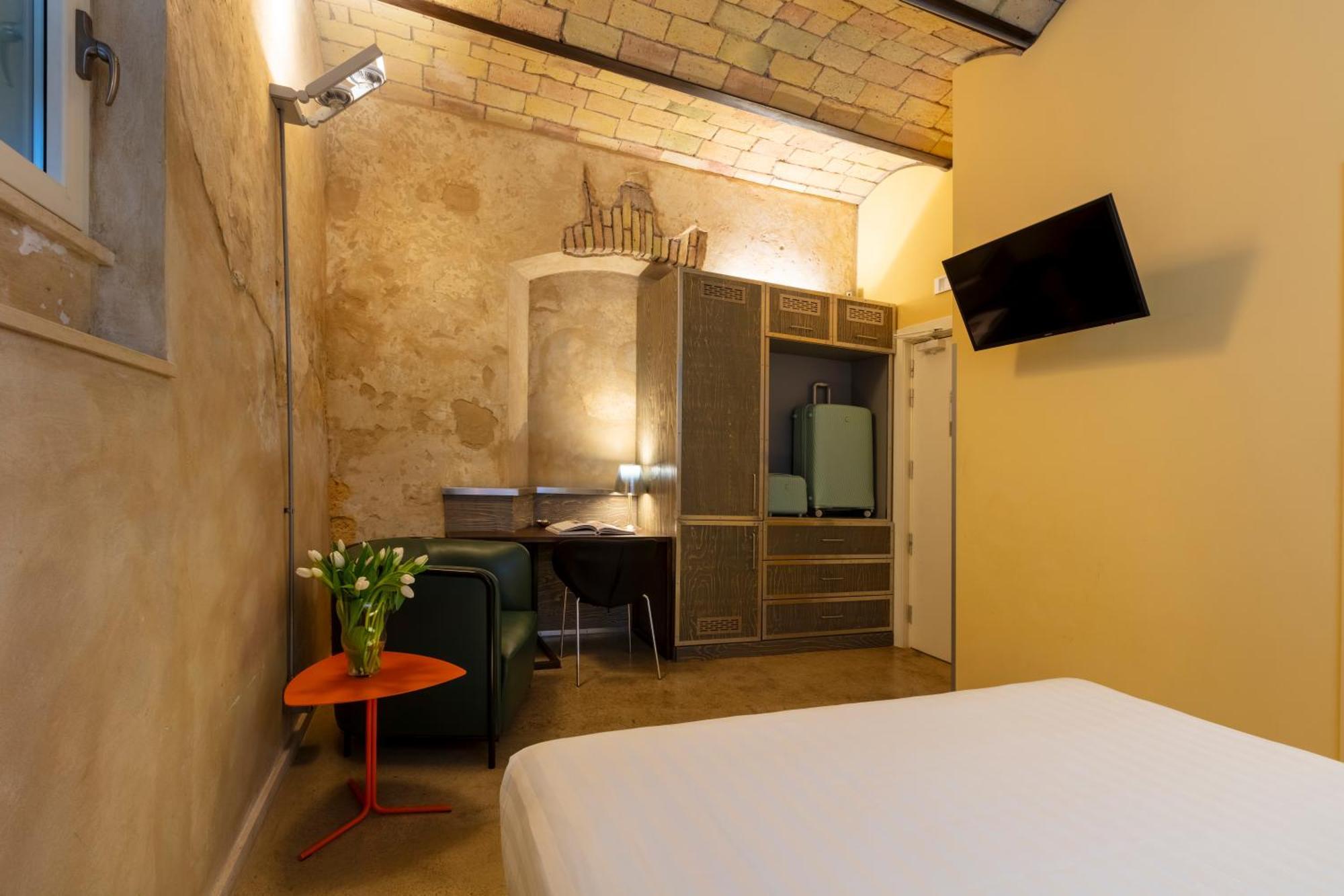 Design Standard Double or Twin Room High Window