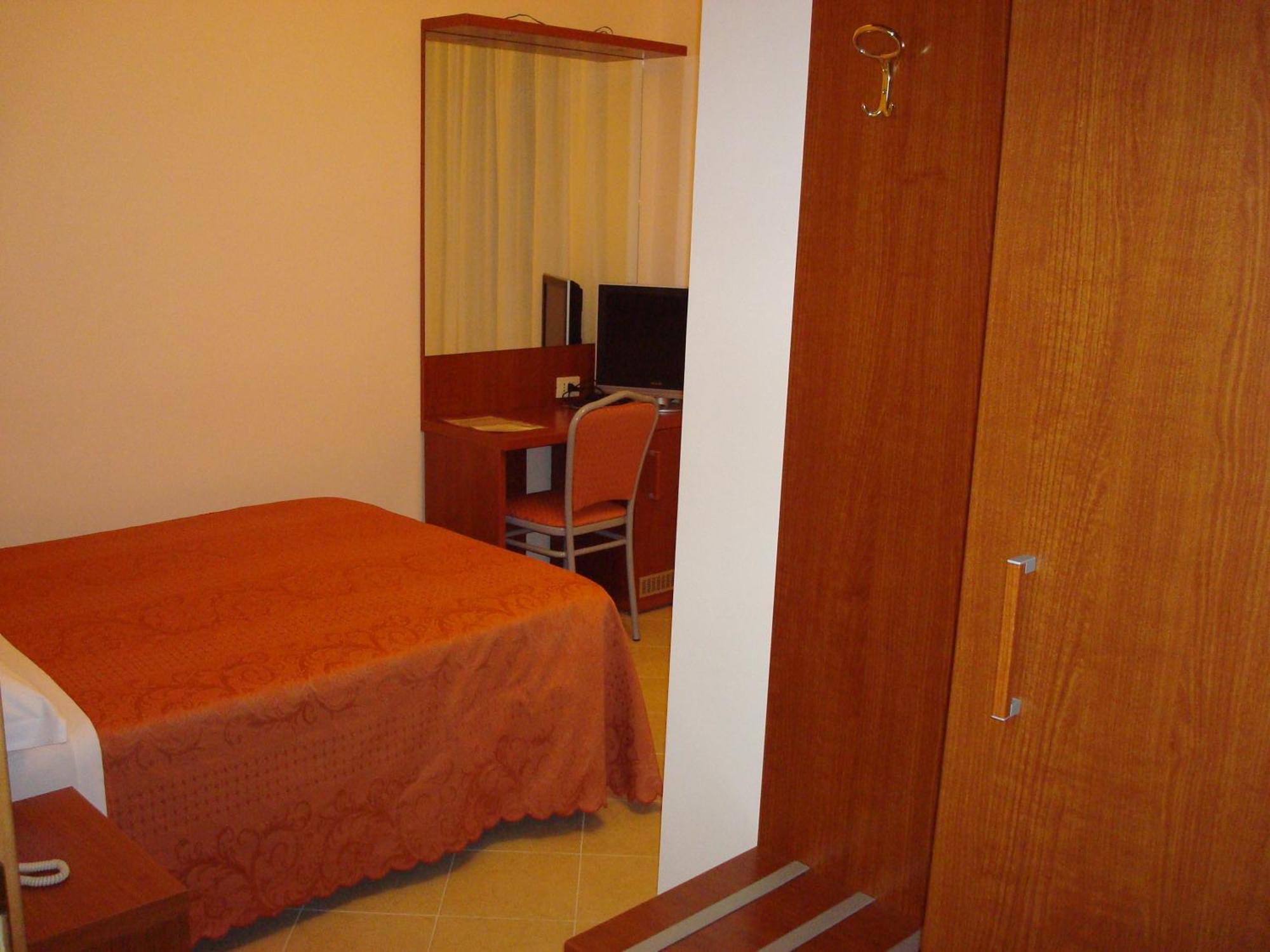 Double Room (1 Adult)
