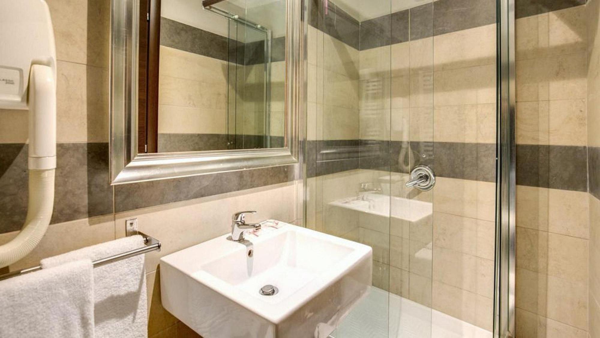Budget Double Room,693999882:JPEG